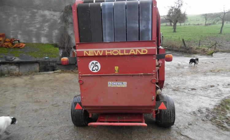 Round baller New Holland 658