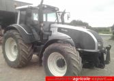 Tracteur agricole Valtra T191 avec relevage avant.