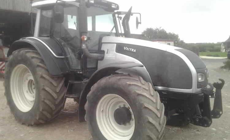 Tracteur agricole Valtra T191 avec relevage avant.