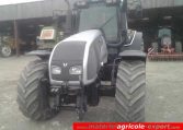 Tracteur agricole Valtra T191 vue de face.