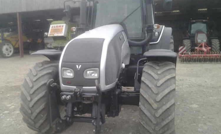 Tracteur agricole Valtra T191 vue de face.