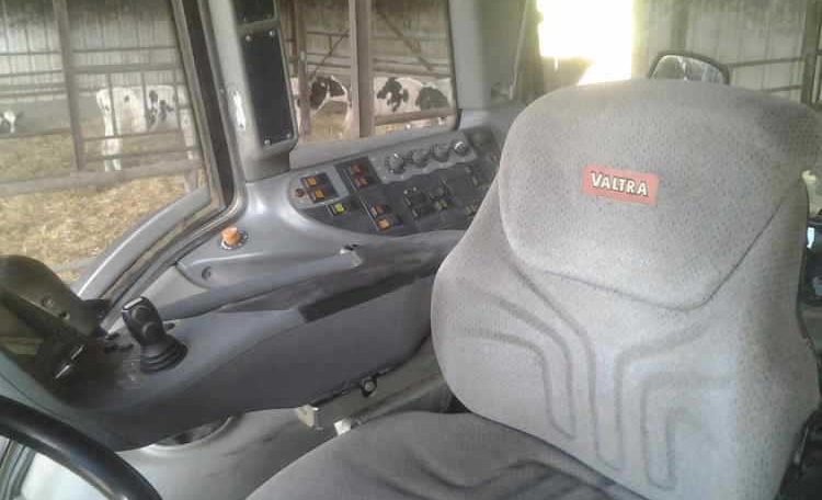 Tracteur Valtra T191 intérieur cabine