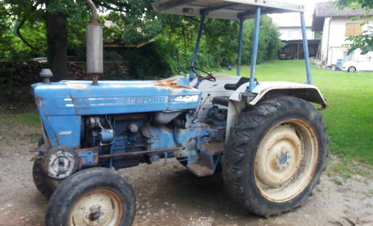 Ancien tracteur FORD 6600 d'occasion en Haute-Savoie