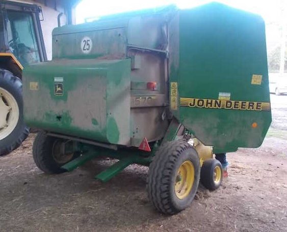 Round baller John Deere 570 à vendre en Bourgogne