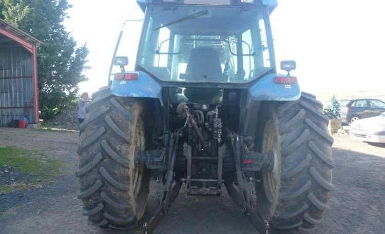 Tracteur agricole avec chargeur à vendre